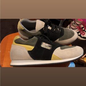 OTW'91'S
SPORTY RUNNING TRAINER
By Terrance Vidaud Size 43